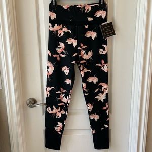 NWT Threads 4 Thought Floral Leggings Yoga Pant MEDIUM